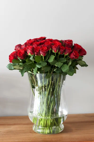 빨간 장미와 꽃병 — 스톡 사진