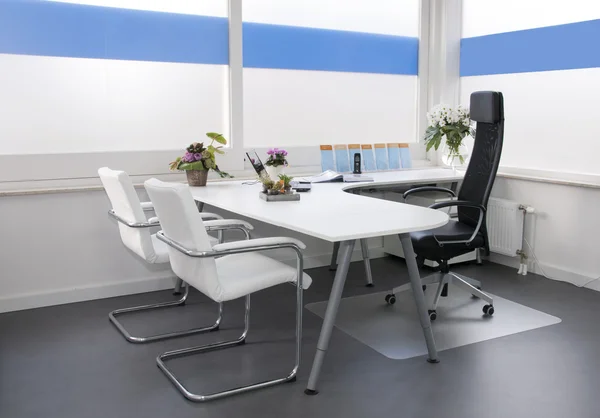 Sauberes weißes Büro — Stockfoto