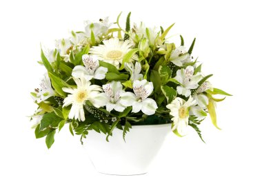 Beyaz bir vazo ve çiçekler