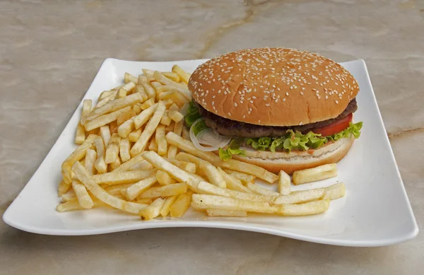 Placa con papas fritas y hamburguesa —  Fotos de Stock