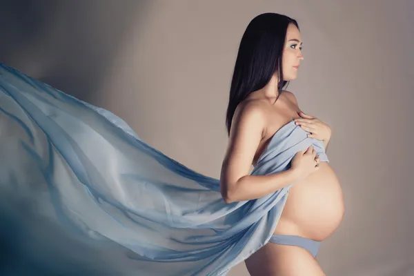 Pregnant woman in studio — Stock Photo, Image