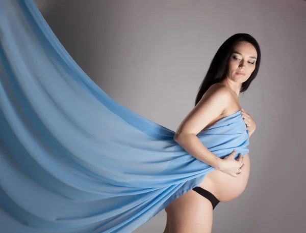 Těhotná žena ve studiu — Stock fotografie