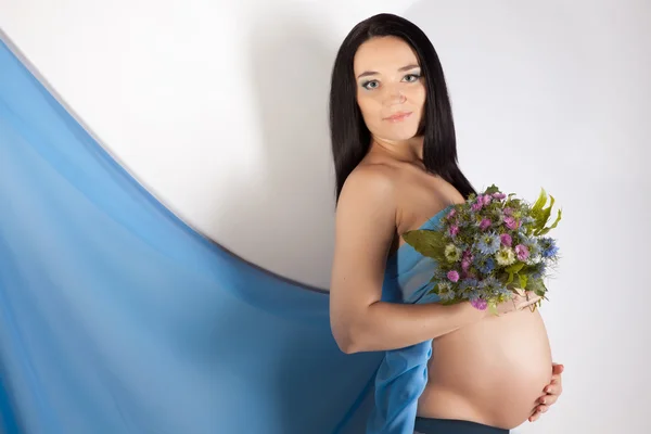 Mulher grávida em estúdio — Fotografia de Stock