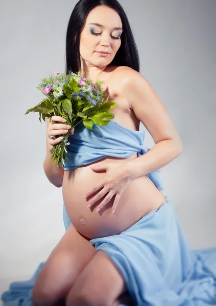 Zwangere vrouw in studio — Stockfoto