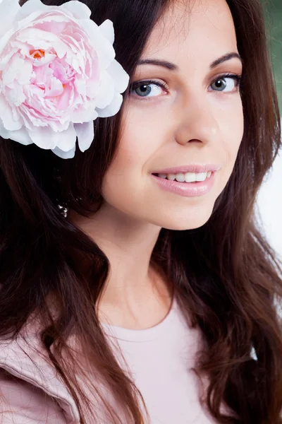Chica con flor de peonía —  Fotos de Stock