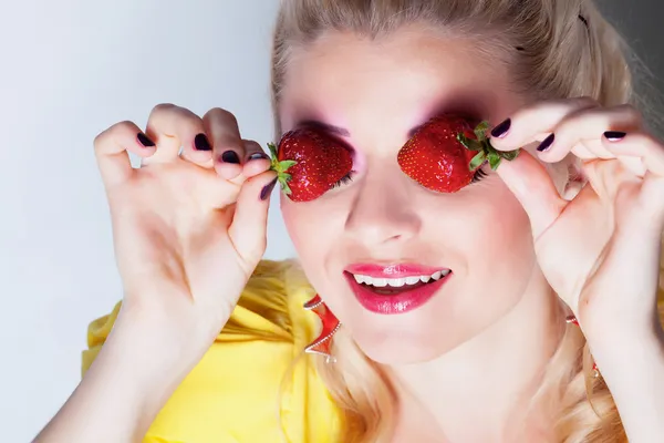 Meisje met aardbeien — Stockfoto