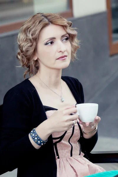 Donna nel caffè estivo — Foto Stock