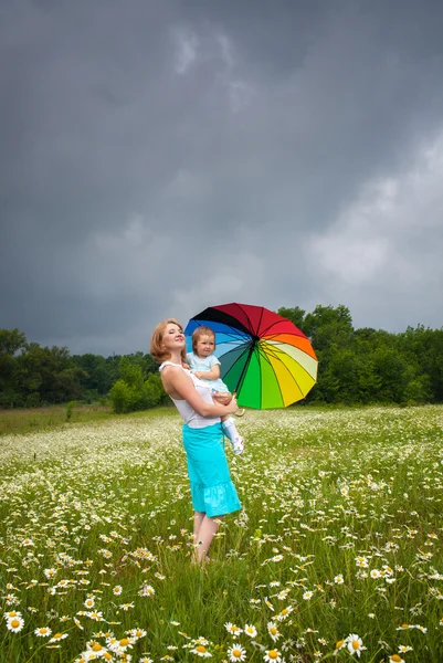 Madre con hija en el prado — Foto de Stock