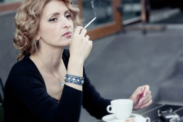 Kobieta w letniej kawiarni — Zdjęcie stockowe