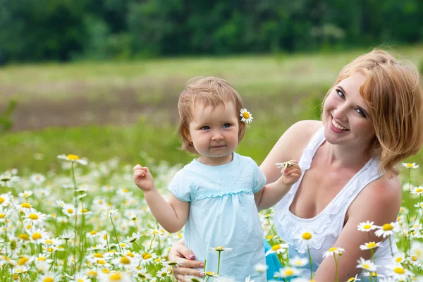 Mãe com filha no prado — Fotografia de Stock