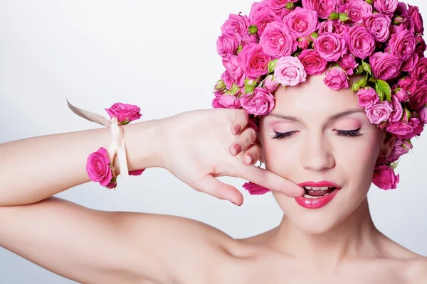 Chica con rosas en el pelo —  Fotos de Stock