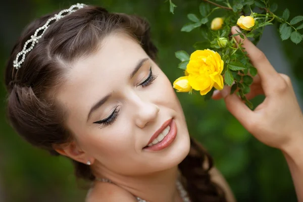 Bride with rose flower — Stock Photo, Image
