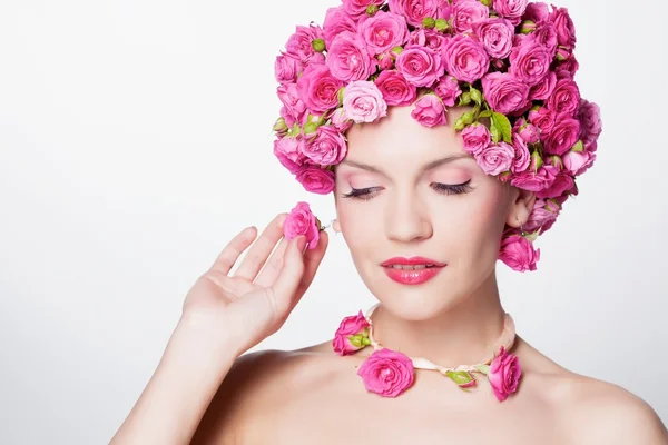 Menina com rosas no cabelo — Fotografia de Stock