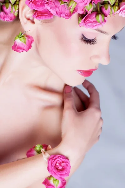Chica con rosas en el pelo — Foto de Stock