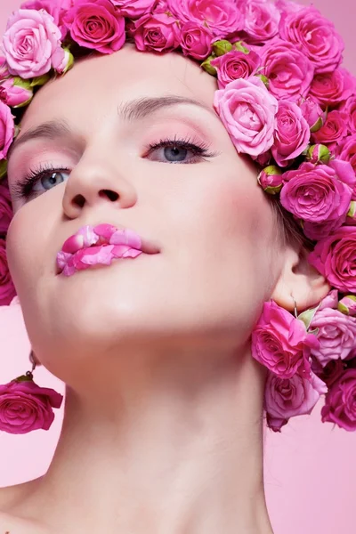 Menina com rosas no cabelo — Fotografia de Stock