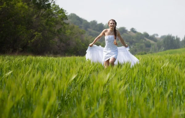 Novia corriendo en el campo — Foto de Stock