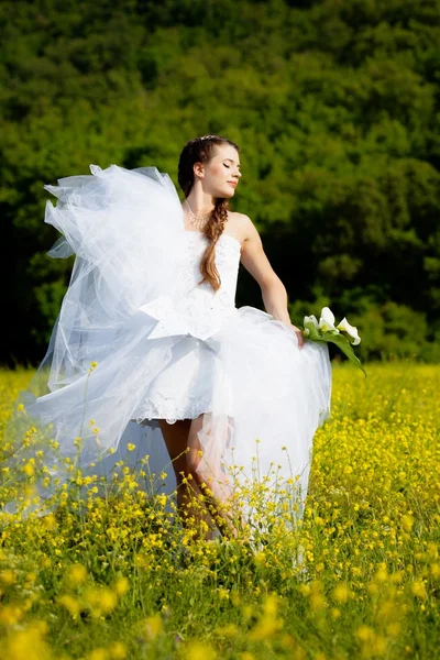Mariée avec fleur de callas — Photo