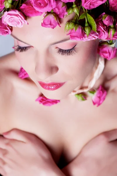 Girl with roses in hair — Stock Photo, Image