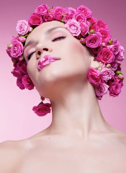 女孩与头发中的玫瑰 — 图库照片