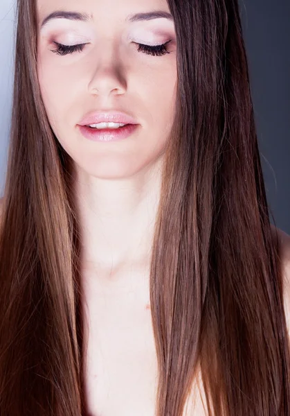 Tyttö pitkät hiukset — kuvapankkivalokuva