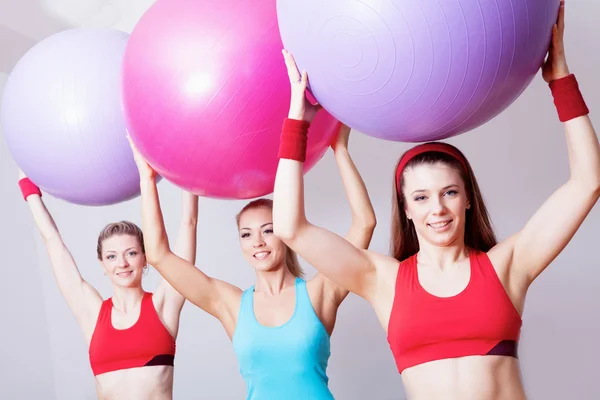 Три девушки в фитнес-клубе — стоковое фото