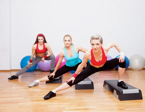Drie meisjes in fitness club — Stockfoto