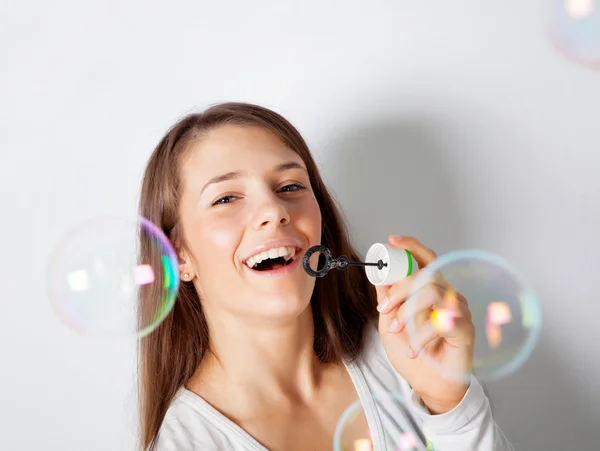 Meisje maken bubbels — Stockfoto