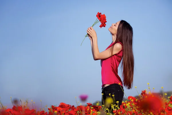 Girl on the poppy meadow — Stockfoto
