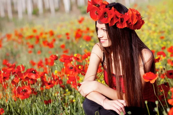 Girl on the poppy meadow — Stockfoto