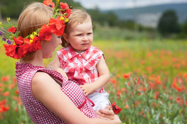 Family on the poppy field — Stockfoto