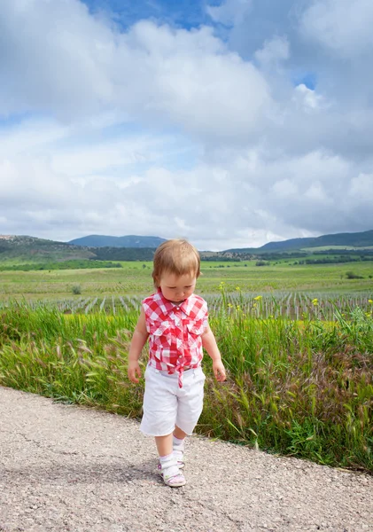 Niño caminando en el camino — Foto de Stock