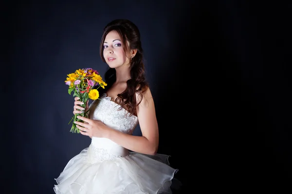 Портрет невесты в студии — стоковое фото