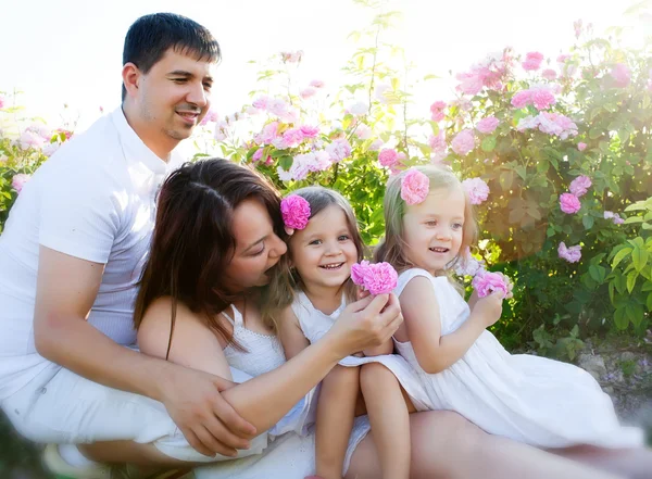 Famiglia in fiori di rosa — Foto Stock
