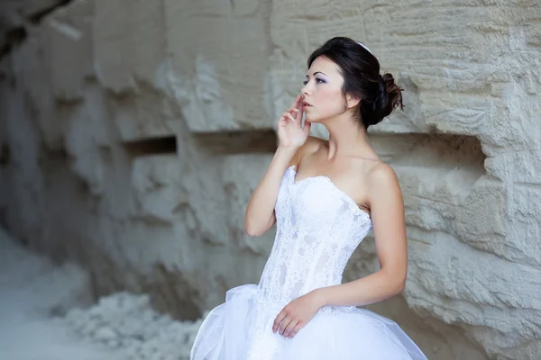 石の壁の近くの花嫁 — ストック写真