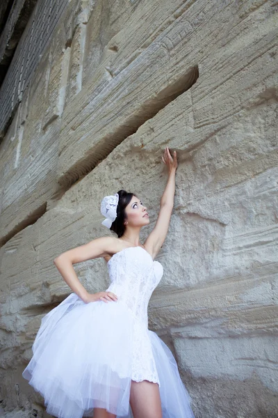 Mariée près du mur de pierre — Photo