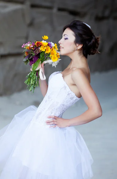 石の壁の近くの花嫁 — ストック写真