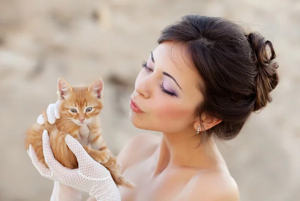 Bride with kitten — Stock Photo, Image
