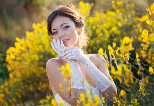 Bride outdoor portrait in flowers — Stock Photo, Image