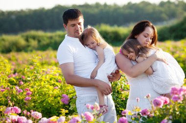 aile içinde gül çiçek