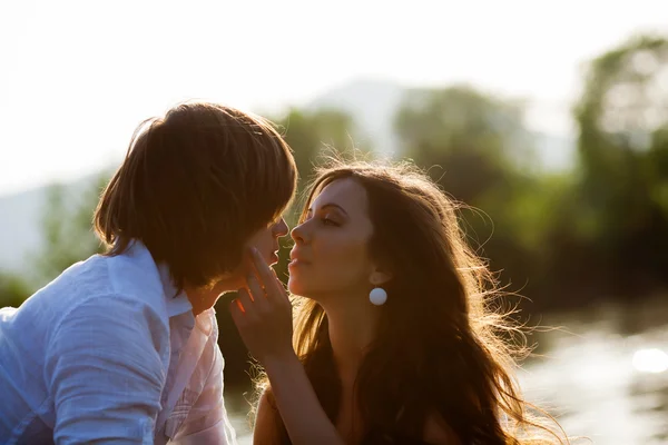 Junge und Mädchen küssen — Stockfoto