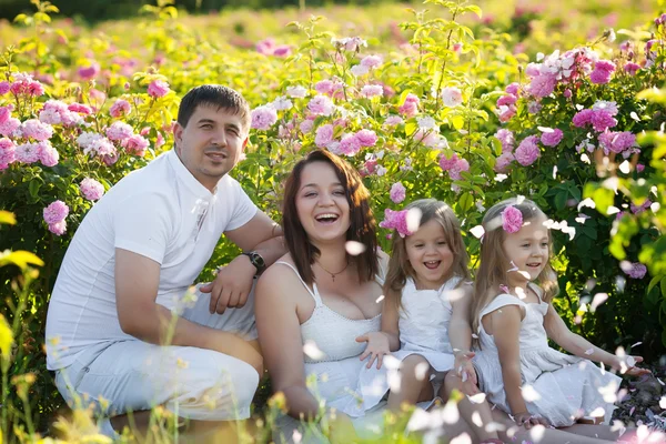 Οικογένεια στην ροδαλά λουλούδια — Φωτογραφία Αρχείου