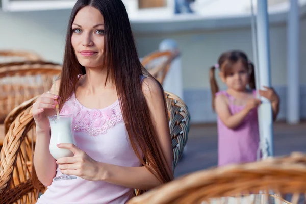 Mädchen mit Milchcocktail — Stockfoto