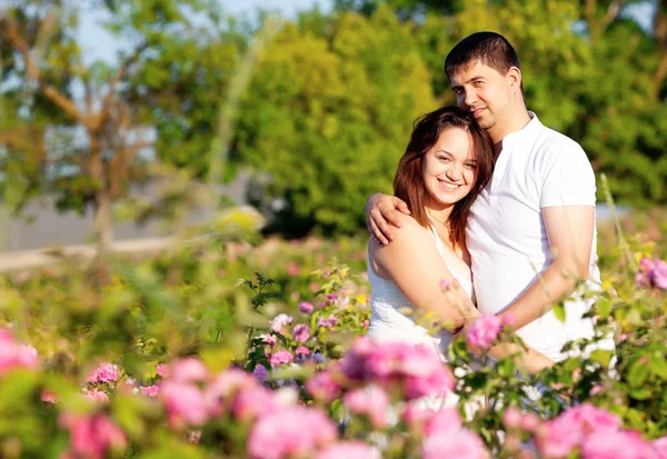 男人和女人在玫瑰花园 — 图库照片