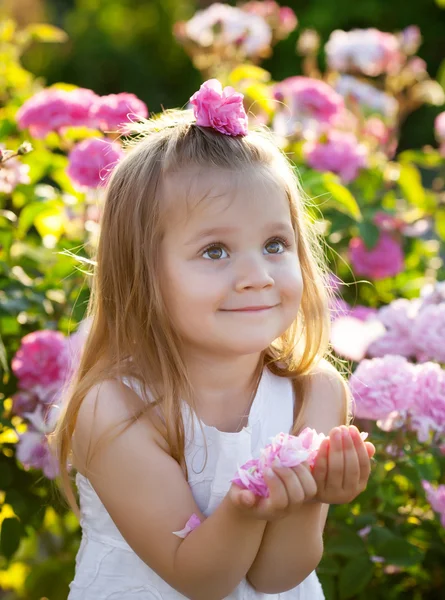 Dívka v růžové zahradě — Stock fotografie