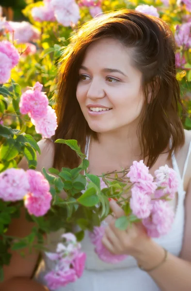 Дівчина в трояндовому саду — стокове фото