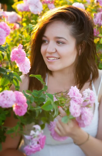 Chica en jardín de rosas —  Fotos de Stock