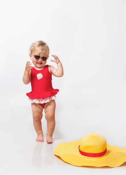 Ребенок в солнечных очках в шляпе — стоковое фото