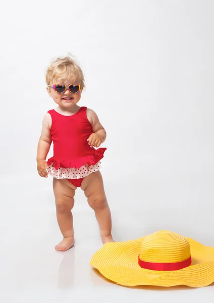 Дитина в сонцезахисних окулярах з капелюхом — стокове фото