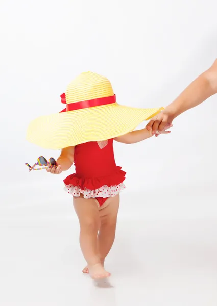Ребенок в солнечных очках в шляпе — стоковое фото
