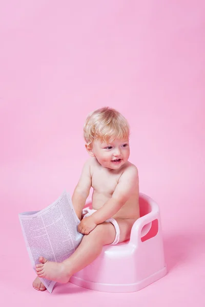 Bambino con giornale — Foto Stock